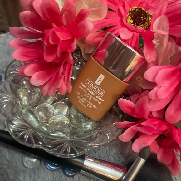 ⚜️3/$25 ⚜️ ✨💋BNWT CLINIQUE EVEN BETTER GLOW FOUNDATION💋✨WN 114 GOLDEN💋✨ - Picture 2 of 5